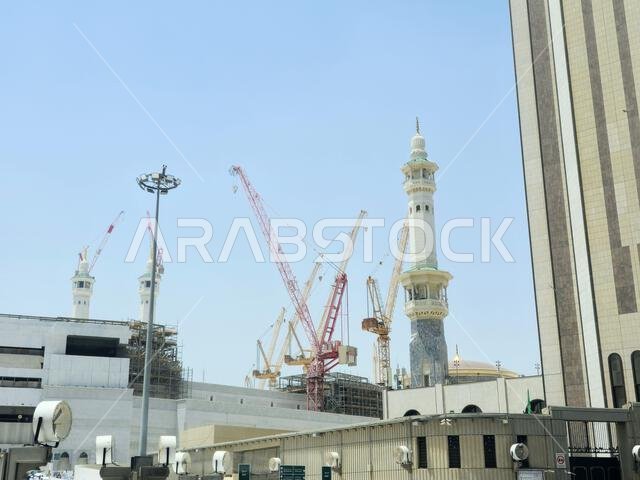 مكة المكرمة، المملكة العربية السعودية، 4 يونيو 2024: مآذن المسجد الحرام المحيطة بالكعبة المشرفة خلال مناسك الحج والعمرة، مع أبراج الرافعات المحيطة بها.