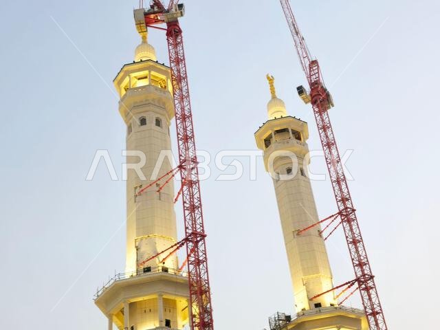 مكة المكرمة، المملكة العربية السعودية، 4 يونيو 2024: مآذن المسجد الحرام المحيطة بالكعبة المشرفة خلال مناسك الحج والعمرة، مع أبراج الرافعات المحيطة بها.