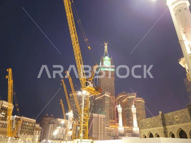 مكة المكرمة، المملكة العربية السعودية، 4 يونيو 2024: أبراج الساعة بالقرب من الكعبة المشرفة، وهو مجمع حكومي يضم سبعة فنادق شاهقة في مكة المكرمة، جزء من مشروع الملك عبد العزيز.