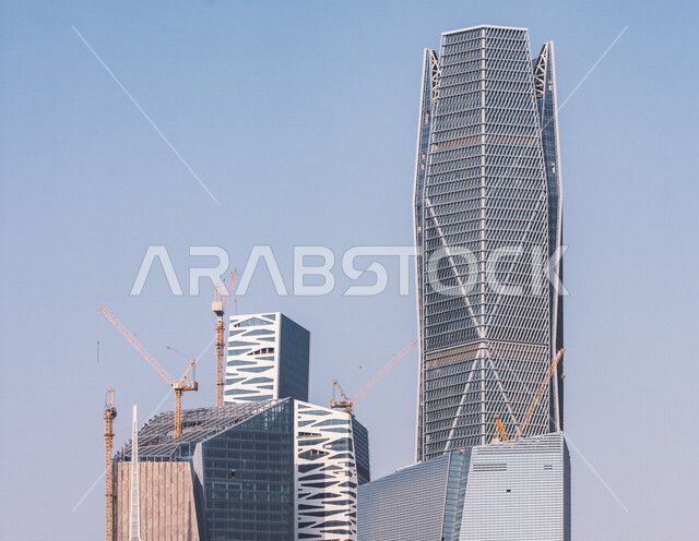صورة لأبراج المركز المالي خلال مرحلة البناء والتشييد ، تصميم المباني وتنفيذها ، الفن الهندسي المعماري لمركز الملك عبدالله المالي ( كافد )، ابراج وناطحات السحاب في الرياض في المملكة العربية السعودية