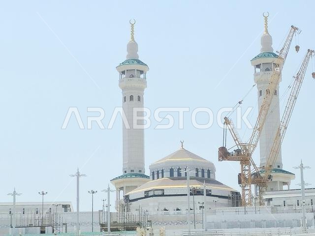 مكة المكرمة، المملكة العربية السعودية، 4 يونيو 2024: مآذن المسجد الحرام المحيطة بالكعبة المشرفة خلال مناسك الحج والعمرة، مع أبراج الرافعات المحيطة بها. مكة المكرمة، المملكة العربية السعودية، 4 يونيو 2024: مآذن المسجد الحرام المحيطة بالكعبة المشرفة خلال مناسك الحج والعمرة، مع أبراج الرافعات المحيطة بها.