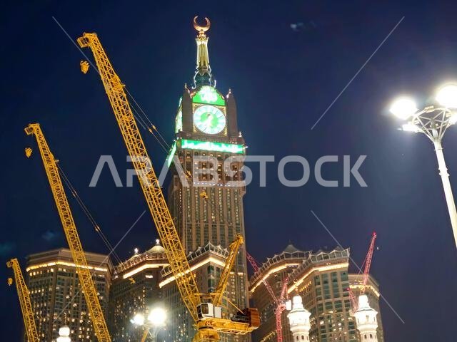 مكة المكرمة، المملكة العربية السعودية، 4 يونيو 2024: أبراج الساعة بالقرب من الكعبة المشرفة، وهو مجمع حكومي يضم سبعة فنادق شاهقة في مكة المكرمة، جزء من مشروع الملك عبد العزيز. مكة المكرمة، المملكة العربية السعودية، 4 يونيو 2024: أبراج الساعة بالقرب من الكعبة المشرفة، وهو مجمع حكومي يضم سبعة فنادق شاهقة في مكة المكرمة، جزء من مشروع الملك عبد العزيز.