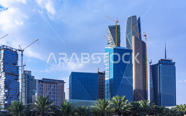 صورة لأبراج المركز المالي خلال مرحلة البناء والتشييد ، تصميم المباني وتنفيذها ، الفن الهندسي المعماري لمركز الملك عبدالله المالي ( كافد )، ابراج وناطحات السحاب في الرياض في المملكة العربية السعودية