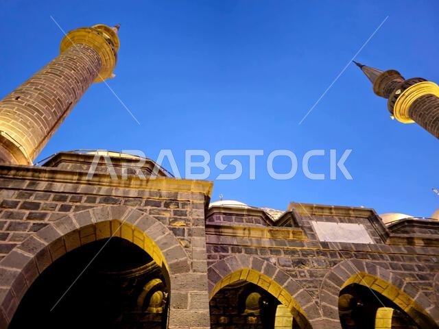 مسجد الأنبارية، أو المسجد الحميدية، هو مسجد بناه الأتراك العثمانيون في المدينة المنورة، وقد بناه السلطان العثماني عبد الحميد الثاني عام 1908. مسجد الأنبارية، أو المسجد الحميدية، هو مسجد بناه الأتراك العثمانيون في المدينة المنورة، وقد بناه السلطان العثماني عبد الحميد الثاني عام 1908.