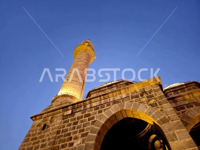 مسجد الأنبارية، أو المسجد الحميدية، هو مسجد بناه الأتراك العثمانيون في المدينة المنورة، وقد شُيّد عام 1908 بأمر من السلطان العثماني عبد الحميد الثاني. مسجد الأنبارية، أو المسجد الحميدية، هو مسجد بناه الأتراك العثمانيون في المدينة المنورة، وقد شُيّد عام 1908 بأمر من السلطان العثماني عبد الحميد الثاني.