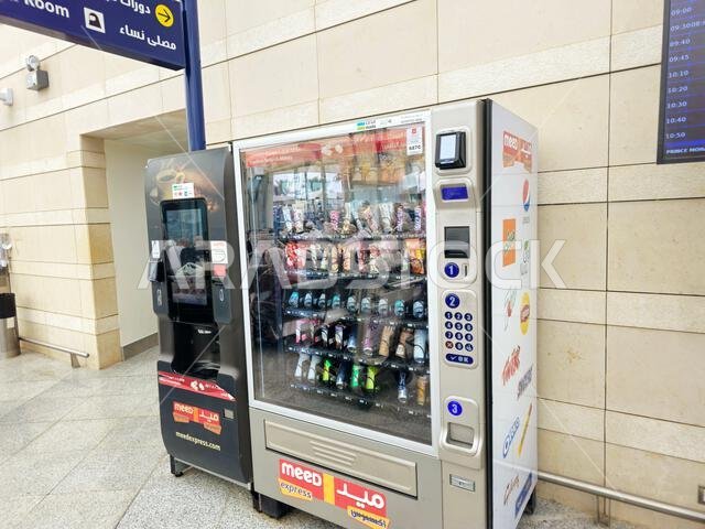 المدينة المنورة، المملكة العربية السعودية، 29 يونيو 2024: أكشاك بيع بالتجزئة آلية، وهي فئة من أكشاك الخدمة الذاتية المستقلة التي تعمل كمتاجر تجزئة آلية بالكامل في بري