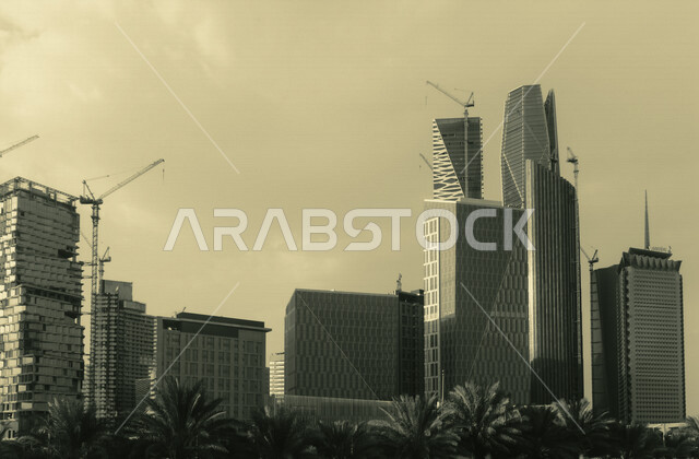 صورة لأبراج المركز المالي خلال مرحلة البناء والتشييد ، تصميم المباني وتنفيذها ، الفن الهندسي المعماري لمركز الملك عبدالله المالي ( كافد )، ابراج وناطحات السحاب في الرياض في المملكة العربية السعودية