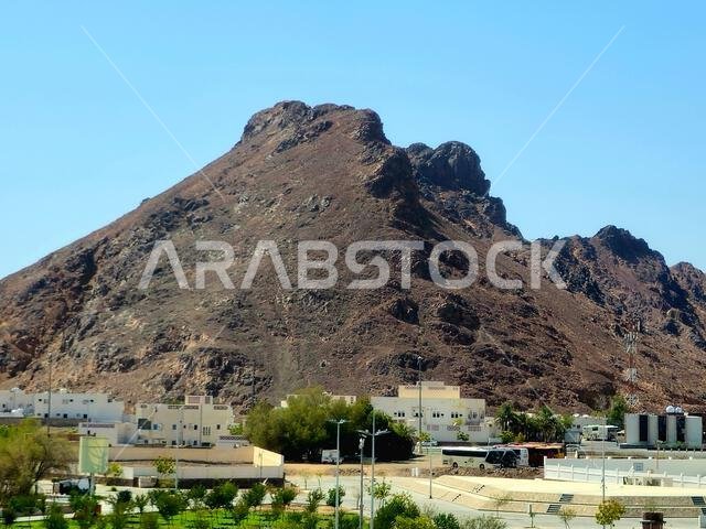 المدينة المنورة، المملكة العربية السعودية، 27 يونيو 2024: جبل أحد، وهو جبل يقع شمال المدينة المنورة، موقع المعركة الثانية بين النبي محمد صلى الله عليه وسلم و...