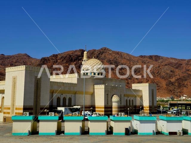 المدينة المنورة، المملكة العربية السعودية، 27 يونيو 2024: جبل أحد، وهو جبل يقع شمال المدينة المنورة، موقع المعركة الثانية بين النبي محمد صلى الله عليه وسلم و...