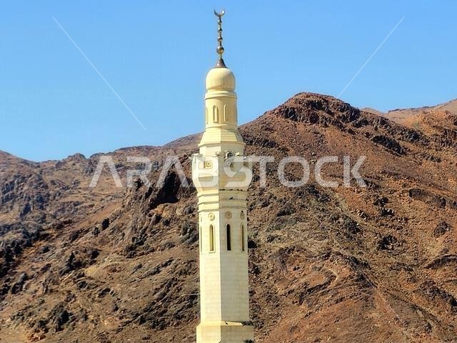 جبل أحد، وهو جبل يقع شمال المدينة المنورة، موقع المعركة الثانية بين النبي محمد صلى الله عليه وسلم ومشركي قبيلته قريش.