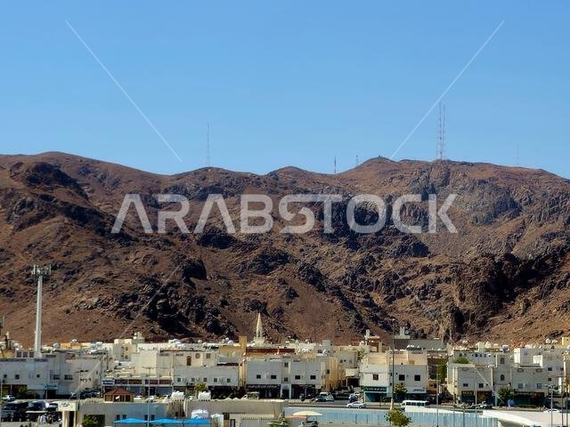 المدينة المنورة، المملكة العربية السعودية، 27 يونيو 2024: جبل أحد، وهو جبل يقع شمال المدينة المنورة، موقع المعركة الثانية بين النبي محمد صلى الله عليه وسلم و...