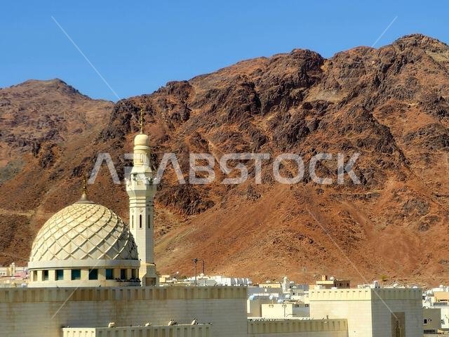 جبل أحد، وهو جبل يقع شمال المدينة المنورة، موقع المعركة الثانية بين النبي محمد صلى الله عليه وسلم ومشركي قبيلته قريش.