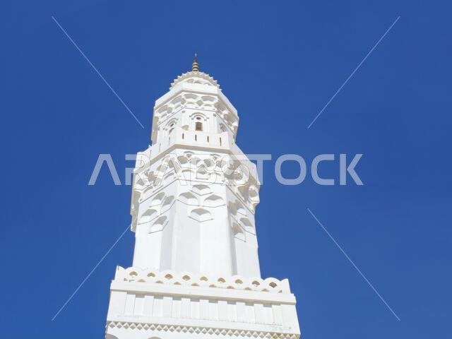 المدينة المنورة، المملكة العربية السعودية، 27 يونيو 2024: مسجد القبلتين، الذي يضم محرابين (مكانين يشيران إلى القبلة) في اتجاهين مختلفين المدينة المنورة، المملكة العربية السعودية، 27 يونيو 2024: مسجد القبلتين، الذي يضم محرابين (مكانين يشيران إلى القبلة) في اتجاهين مختلفين