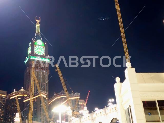 مكة المكرمة، المملكة العربية السعودية، 4 يونيو 2024: أبراج الساعة بالقرب من الكعبة المشرفة، وهو مجمع حكومي يضم سبعة فنادق شاهقة في مكة المكرمة، جزء من مشروع الملك عبد العزيز. مكة المكرمة، المملكة العربية السعودية، 4 يونيو 2024: أبراج الساعة بالقرب من الكعبة المشرفة، وهو مجمع حكومي يضم سبعة فنادق شاهقة في مكة المكرمة، جزء من مشروع الملك عبد العزيز.