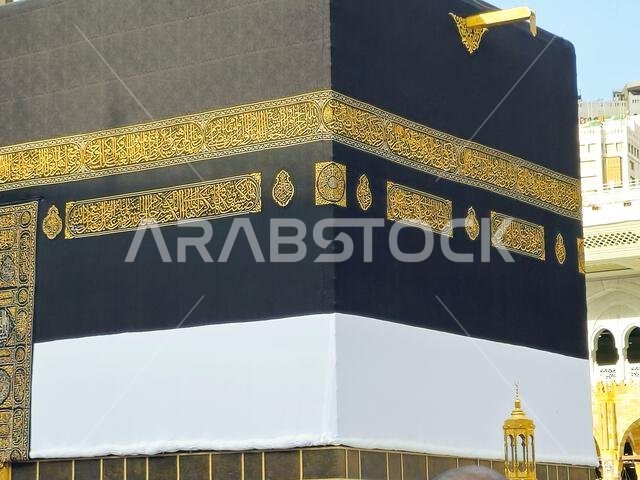 مكة المكرمة، المملكة العربية السعودية، ١٢ يونيو ٢٠٢٤: الكعبة المشرفة مرتديةً كسوة الإحرام، وهي قطعة قماش بيضاء ترمز إلى الإحرام، تُوضع على الكعبة المشرفة في مناسك الحج.