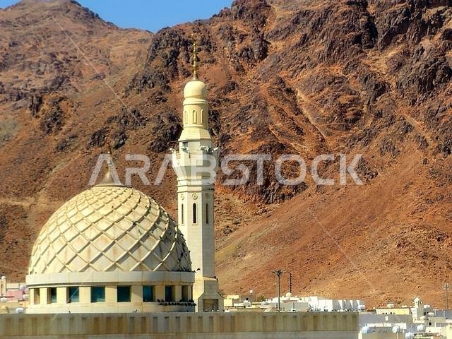 جبل أحد، وهو جبل يقع شمال المدينة المنورة، موقع المعركة الثانية بين النبي محمد صلى الله عليه وسلم ومشركي قبيلته قريش.