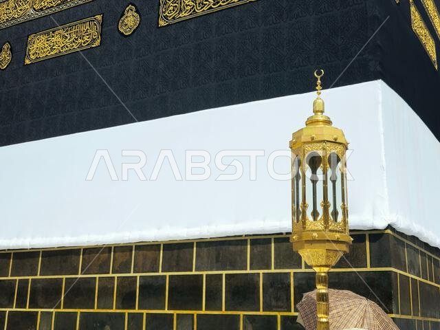 الكعبة المشرفة، وهي بناء حجري يقع في قلب المسجد الحرام، أهم مساجد الإسلام وأقدس مواقعه، هي القبلة، وهي اتجاهها.