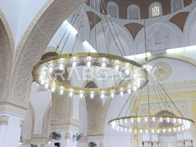 المدينة المنورة، المملكة العربية السعودية، 27 يونيو 2024: مسجد القبلتين، الذي يضم محرابين (مكانين يشيران إلى القبلة) في اتجاهين مختلفين