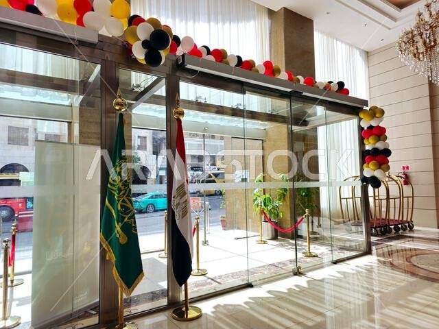 مكة المكرمة، المملكة العربية السعودية، 5 يونيو 2024: علم جمهورية مصر العربية وعلم المملكة العربية السعودية في مكة المكرمة، مدينة مكة المكرمة، مصر
