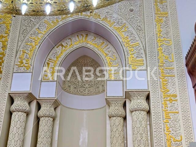 القبلة الجديدة باتجاه الكعبة بعد تغيير اتجاهها من المسجد الأقصى، مسجد القبلتين، يحتوي على محرابين (موضعين يشيران إلى اتجاه الكعبة).