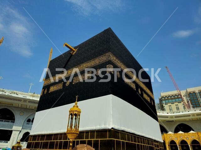 مكة المكرمة، المملكة العربية السعودية، 21 يونيو 2024: الكعبة المشرفة في ملابس الإحرام، الكعبة بناء حجري يقع في قلب أهم مساجد الإسلام وأقدسها.