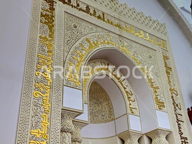 القبلة الجديدة باتجاه الكعبة بعد تغيير اتجاهها من المسجد الأقصى، مسجد القبلتين، يحتوي على محرابين (موضعين يشيران إلى اتجاه الكعبة).