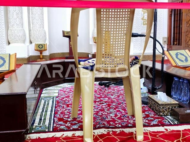 المدينة المنورة، المملكة العربية السعودية، 27 يونيو 2024: مسجد القبلتين، الذي يضم محرابين (مكانين يشيران إلى القبلة) في اتجاهين مختلفين
