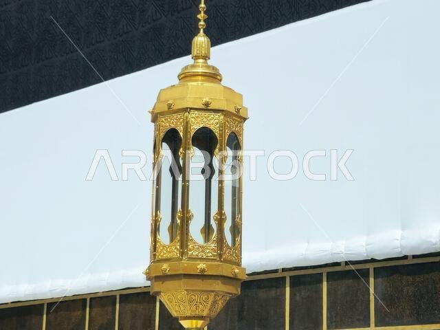 صورة مقرّبة للكعبة المشرفة، وهي بناء حجري يقع في قلب المسجد الحرام، أهم مساجد الإسلام وأقدس مواقعه، إنها القبلة.