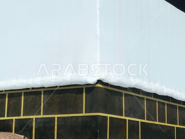 الكعبة في ملابس الإحرام، الكعبة بناء حجري في قلب المسجد الحرام، أهم مساجد الإسلام وأقدس مواقعه، وهو القبلة