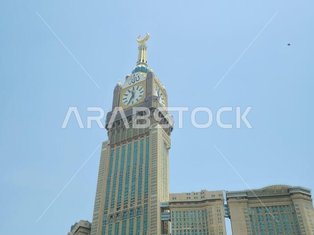 مكة المكرمة، المملكة العربية السعودية، 5 يونيو 2024: أبراج الساعة بالقرب من الكعبة المشرفة، وهو مجمع حكومي يضم سبعة فنادق شاهقة في مكة المكرمة، جزء من مشروع الملك عبد العزيز.