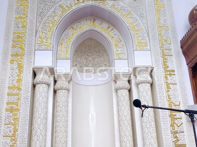 القبلة الجديدة باتجاه الكعبة بعد تغيير اتجاهها من المسجد الأقصى، مسجد القبلتين، يحتوي على محرابين (موضعين يشيران إلى اتجاه الكعبة).