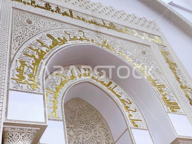 القبلة الجديدة باتجاه الكعبة بعد تغيير اتجاهها من المسجد الأقصى، مسجد القبلتين، يحتوي على محرابين (موضعين يشيران إلى اتجاه الكعبة).