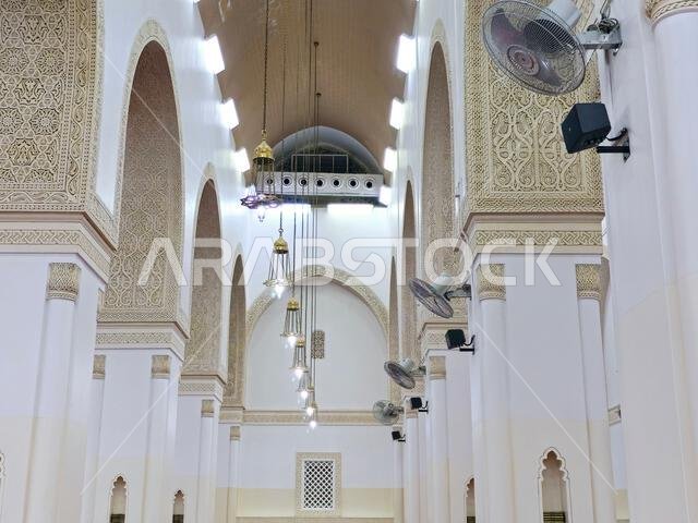 المدينة المنورة، المملكة العربية السعودية، 27 يونيو 2024: مسجد القبلتين، الذي يضم محرابين (مكانين يشيران إلى القبلة) في اتجاهين مختلفين