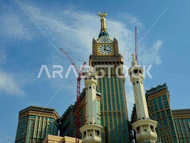مكة المكرمة، المملكة العربية السعودية، 21 يونيو 2024: أبراج الساعة بالقرب من الكعبة المشرفة، وهو مجمع حكومي يضم سبعة فنادق شاهقة في مكة المكرمة، جزء من مشروع الملك عبد العزيز.