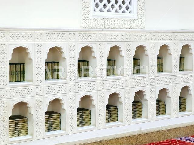 المدينة المنورة، المملكة العربية السعودية، 27 يونيو 2024: مسجد القبلتين، الذي يضم محرابين (مكانين يشيران إلى القبلة) في اتجاهين مختلفين