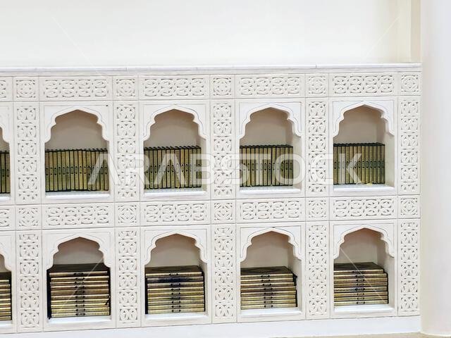 كتب القرآن الكريم داخل مسجد القبلتين، الذي يضم محرابين (موضعين يشيران إلى القبلة) في اتجاهين مختلفين، القبلة