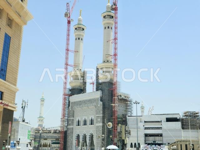 مكة المكرمة، المملكة العربية السعودية، 5 يونيو 2024: مآذن المسجد الحرام المحيطة بالكعبة المشرفة خلال مناسك الحج والعمرة، مع أبراج الرافعات المحيطة بها.