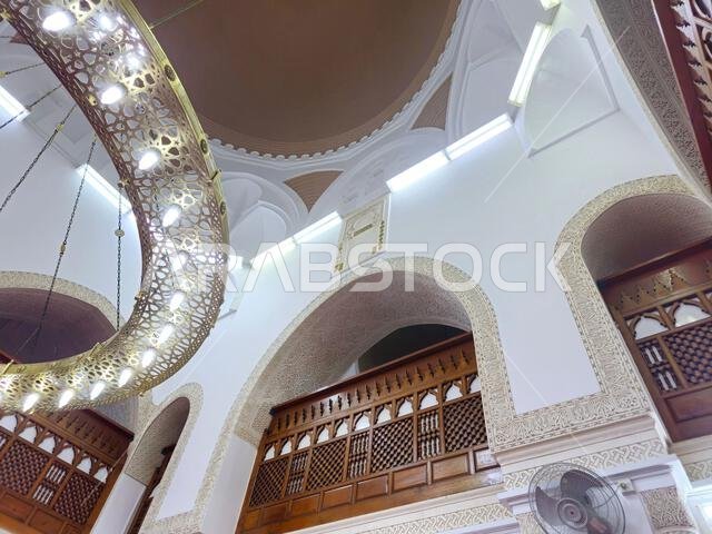 المدينة المنورة، المملكة العربية السعودية، 27 يونيو 2024: مسجد القبلتين، الذي يضم محرابين (مكانين يشيران إلى القبلة) في اتجاهين مختلفين