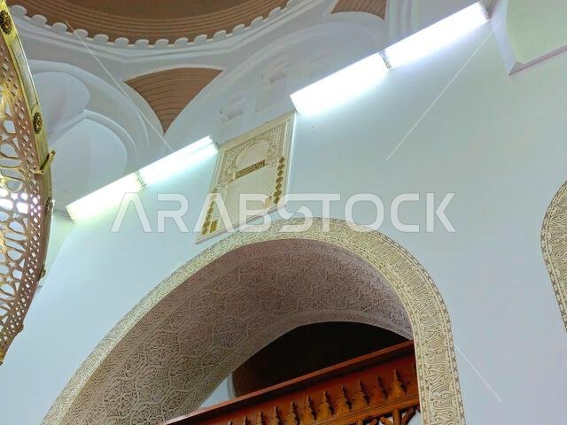 كانت القبلة القديمة باتجاه المسجد الأقصى قبل تغييرها إلى الكعبة، مسجد القبلتين، تحتوي على محرابين (موضعين يشيران إلى اتجاه القبلة).