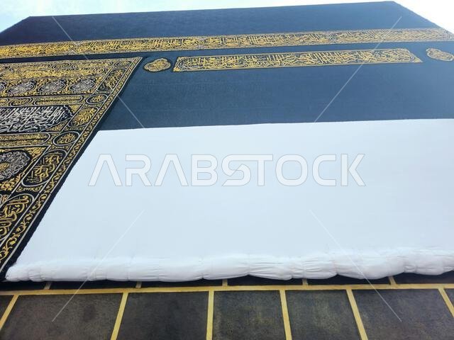 الكعبة المشرفة، وهي بناء حجري يقع في قلب المسجد الحرام، أهم مساجد الإسلام وأقدس مواقعه، هي القبلة، وهي اتجاهها.