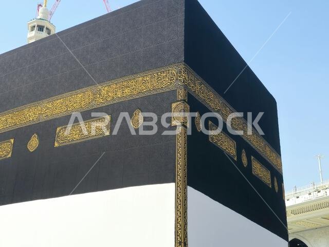الكعبة المشرفة، وهي بناء حجري يقع في قلب المسجد الحرام، أهم مساجد الإسلام وأقدس مواقعه، هي القبلة، وهي اتجاهها.