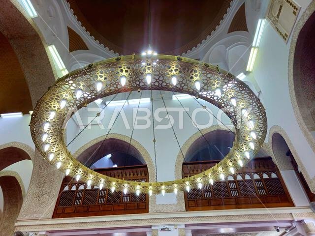 المدينة المنورة، المملكة العربية السعودية، 27 يونيو 2024: مسجد القبلتين، الذي يضم محرابين (مكانين يشيران إلى القبلة) في اتجاهين مختلفين المدينة المنورة، المملكة العربية السعودية، 27 يونيو 2024: مسجد القبلتين، الذي يضم محرابين (مكانين يشيران إلى القبلة) في اتجاهين مختلفين