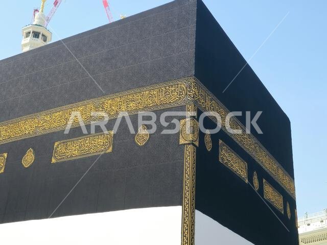 الكعبة المشرفة، وهي بناء حجري يقع في قلب المسجد الحرام، أهم مساجد الإسلام وأقدس مواقعه، هي القبلة، وهي اتجاهها.