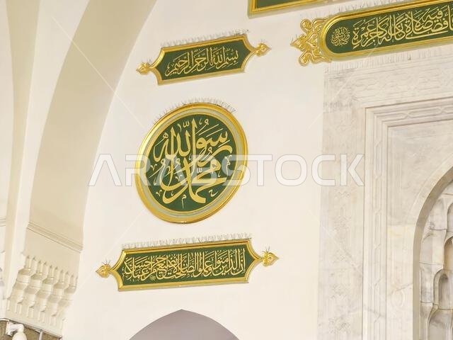 يُعتقد أن مسجد قباء هو أول مسجد في العالم، وقد بُني في اليوم الأول لهجرة النبي محمد صلى الله عليه وسلم إلى المدينة المنورة، حيث كان أول مسجد في العالم.