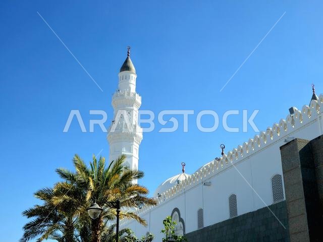 يُعتقد أن مسجد قباء هو أول مسجد في العالم، وقد بُني في اليوم الأول لهجرة النبي محمد صلى الله عليه وسلم إلى المدينة المنورة، حيث كان أول مسجد في العالم.
