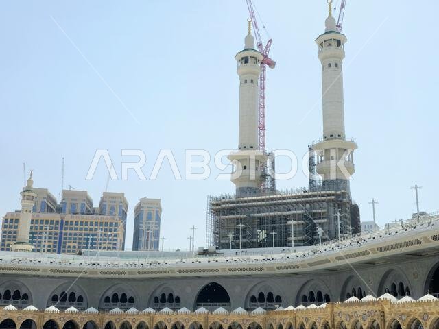 مكة المكرمة، المملكة العربية السعودية، 4 يونيو 2024: مآذن المسجد الحرام المحيطة بالكعبة المشرفة خلال مناسك الحج والعمرة، مع أبراج الرافعات المحيطة بها.