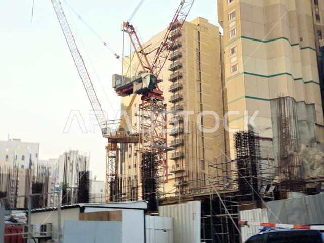 مكة المكرمة، المملكة العربية السعودية، 4 يونيو 2024: موقع بناء مزود برافعات ومبنى جديد في مكة المكرمة، عاصمة مكة المكرمة.