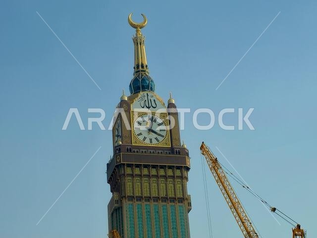 مكة المكرمة، المملكة العربية السعودية، 5 يونيو 2024: أبراج الساعة بالقرب من الكعبة المشرفة، وهو مجمع حكومي يضم سبعة فنادق شاهقة في مكة المكرمة، جزء من مشروع الملك عبد العزيز.