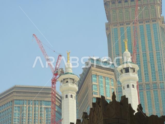 مكة المكرمة، المملكة العربية السعودية، 4 يونيو 2024: مآذن المسجد الحرام المحيطة بالكعبة المشرفة خلال مناسك الحج والعمرة، مع أبراج الرافعات المحيطة بها. مكة المكرمة، المملكة العربية السعودية، 4 يونيو 2024: مآذن المسجد الحرام المحيطة بالكعبة المشرفة خلال مناسك الحج والعمرة، مع أبراج الرافعات المحيطة بها.