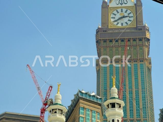 مكة المكرمة، المملكة العربية السعودية، 4 يونيو 2024: أبراج الساعة بالقرب من الكعبة المشرفة، وهو مجمع حكومي يضم سبعة فنادق شاهقة في مكة المكرمة، جزء من مشروع الملك عبد العزيز.